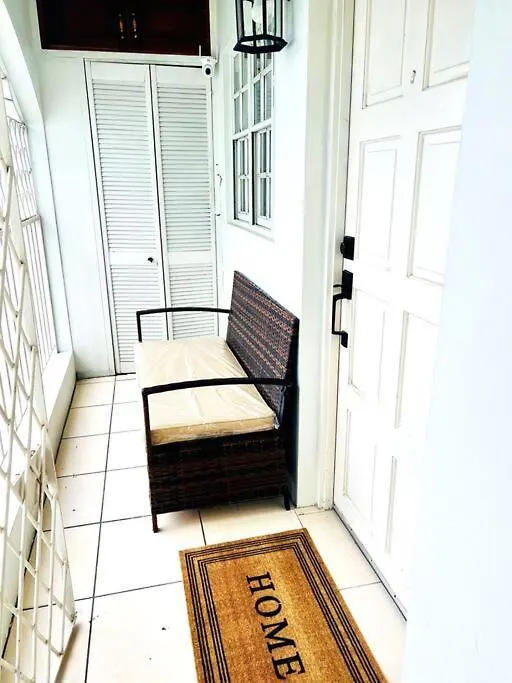 Blue Laventura Condo Near Hwt 金斯敦