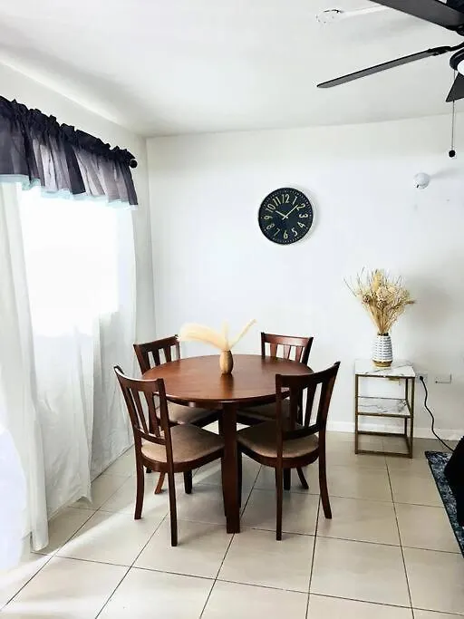 Blue Laventura Condo Near Hwt Kingston Jamaika
