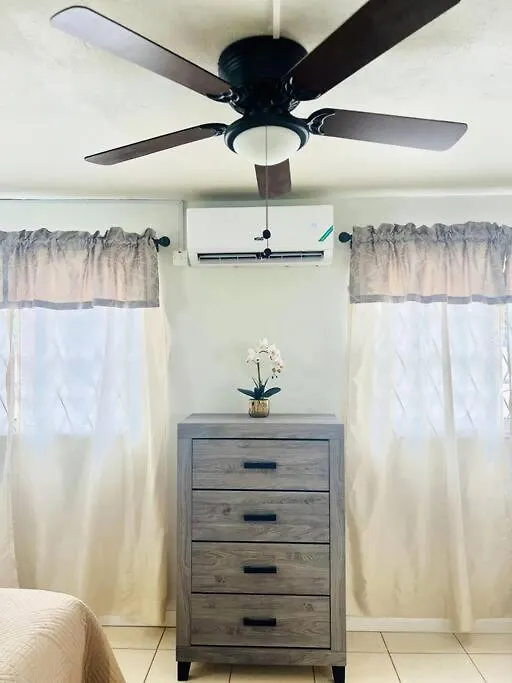 Blue Laventura Condo Near Hwt Kingston Jamaika